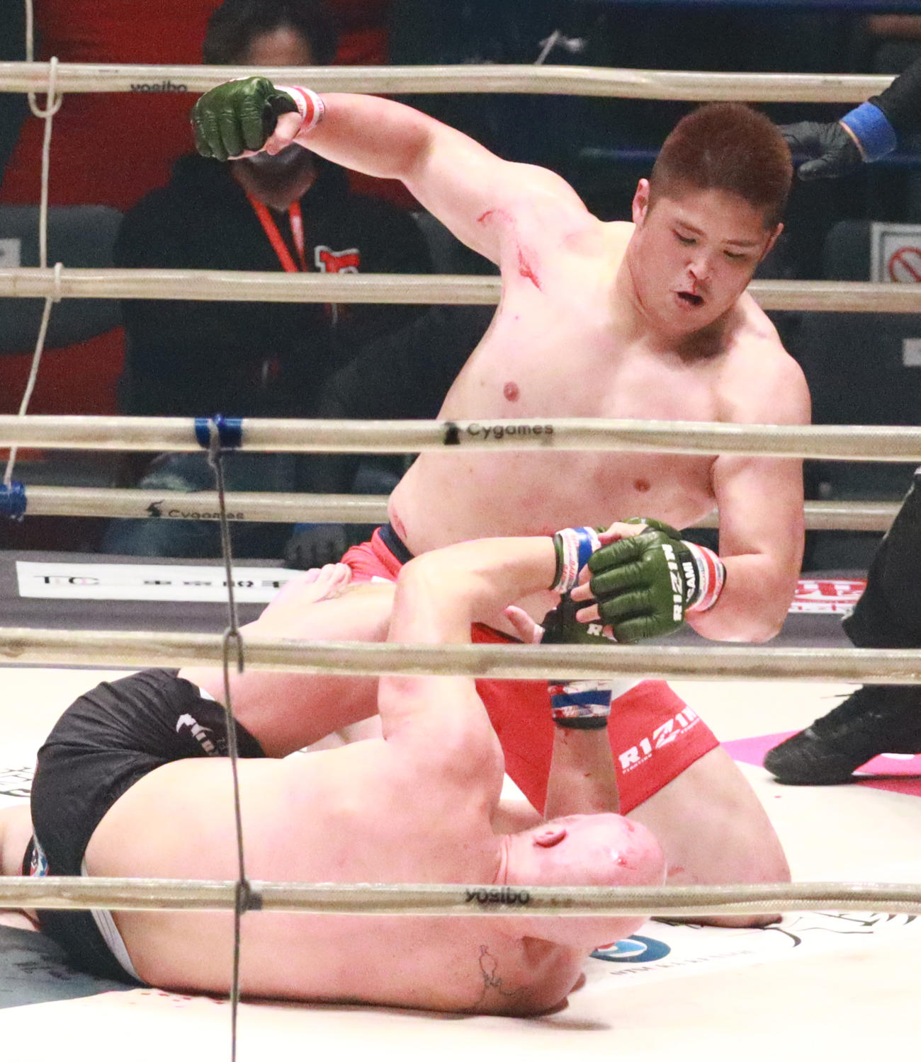 ジェイムス（下）を攻めるスダリオ（撮影・中島郁夫）