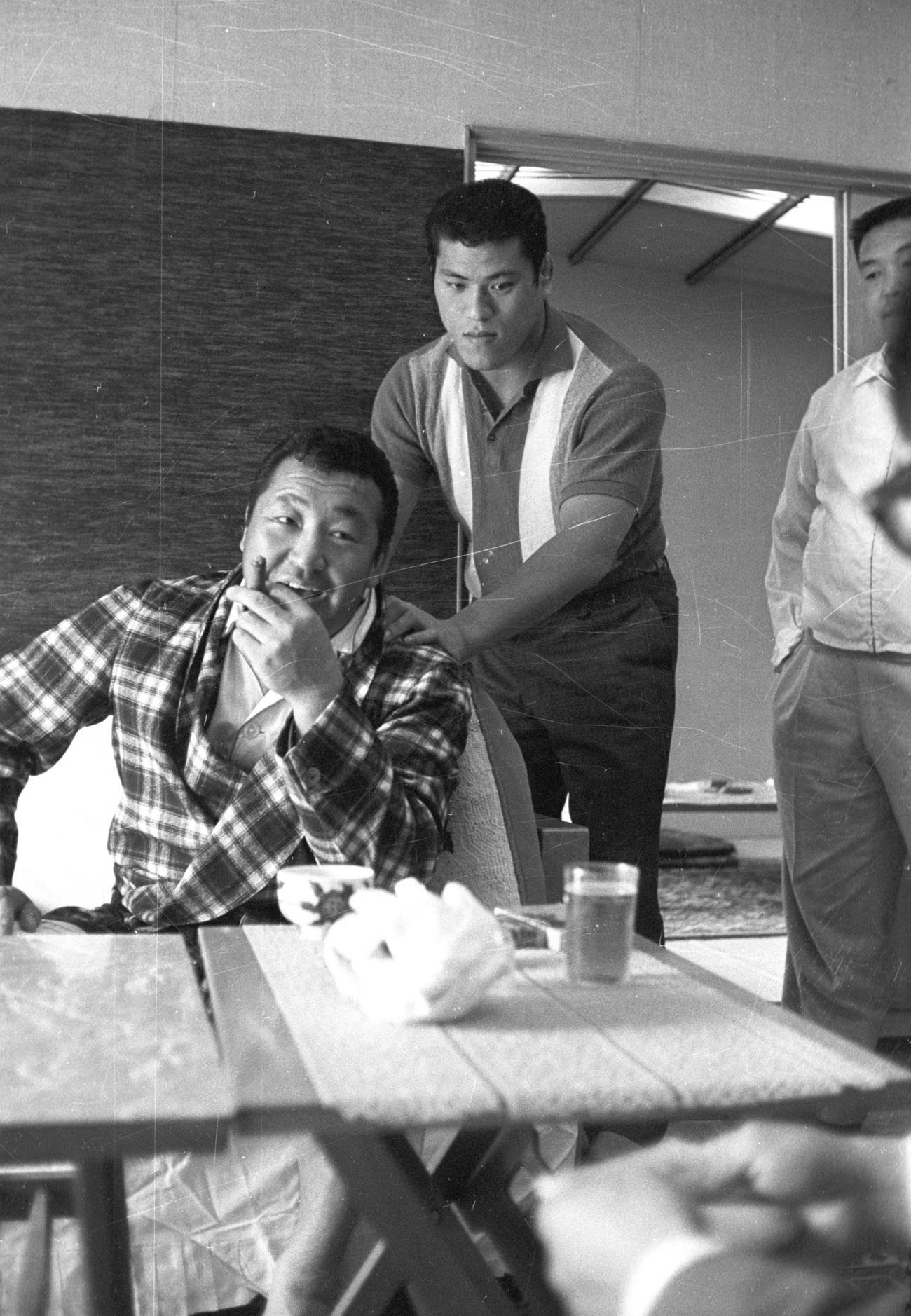 力道山（左）の肩をもむ猪木（1963年5月4日撮影）