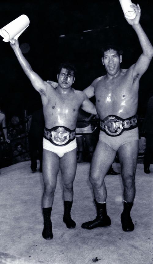 インターナショナルタッグを防衛したジャイアント馬場（右）とアントニオ猪木（1968年６月17日）