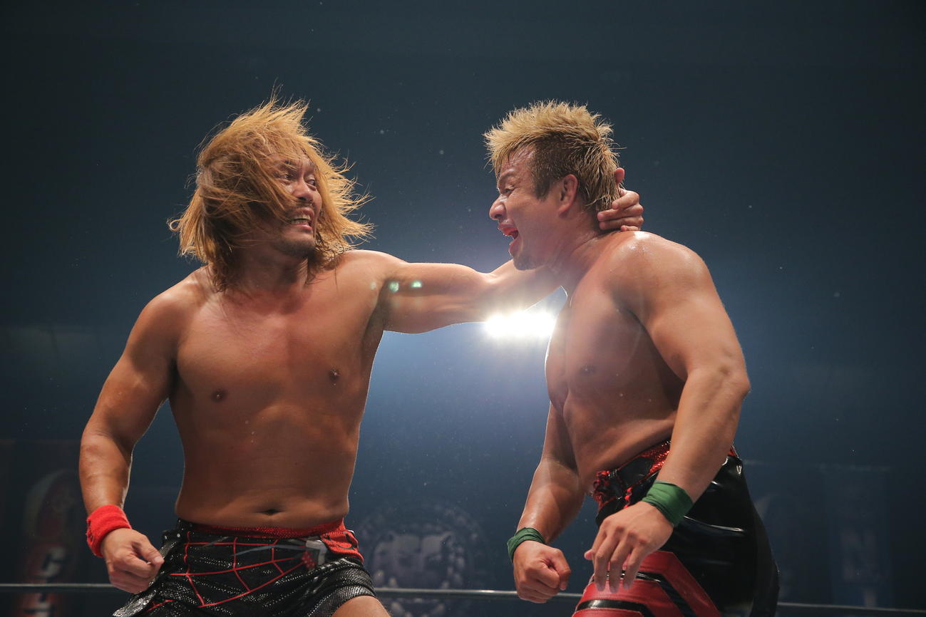 YOSHI－HASHI（右）を攻め込む内藤（新日本プロレス提供）