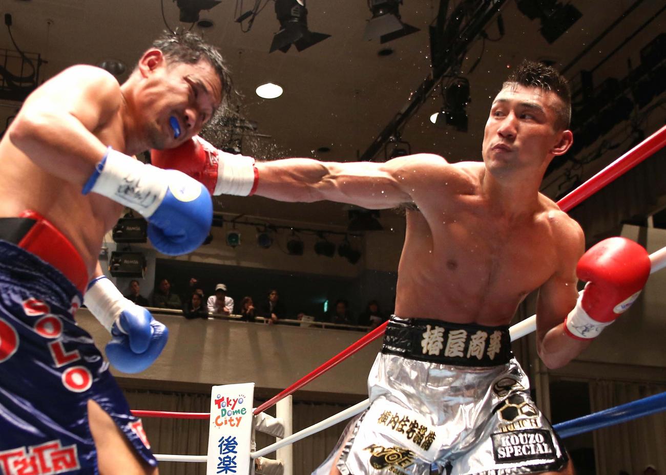 東洋太平洋王座戦　12回、プラウェート・シンワンチャー（左）にパンチを浴びせる渡部あきのり（2012年11月19日撮影）