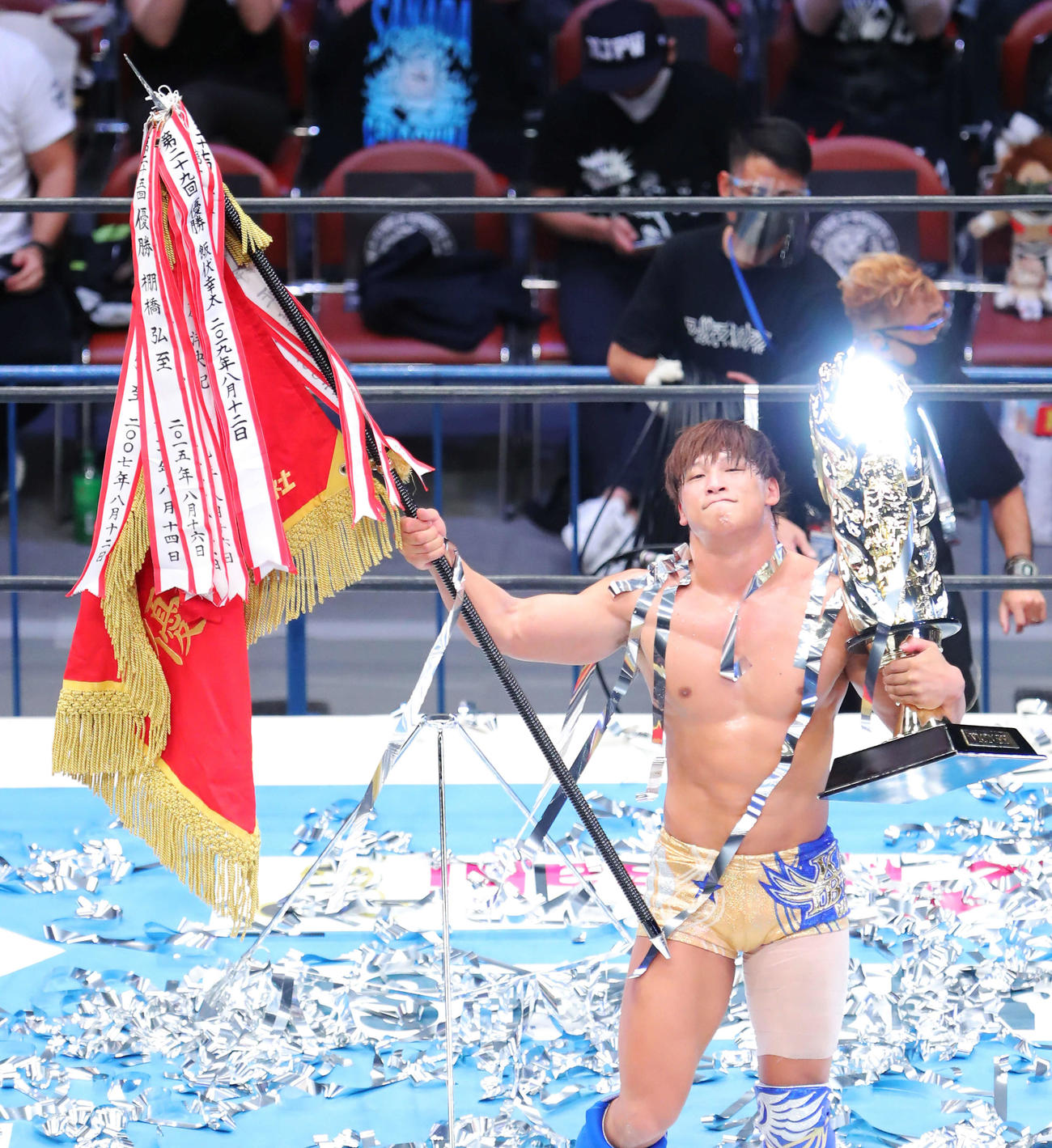 SANADAに勝利し、G1クライマックスの優勝旗とトロフィーを掲げる飯伏（撮影・河田真司）