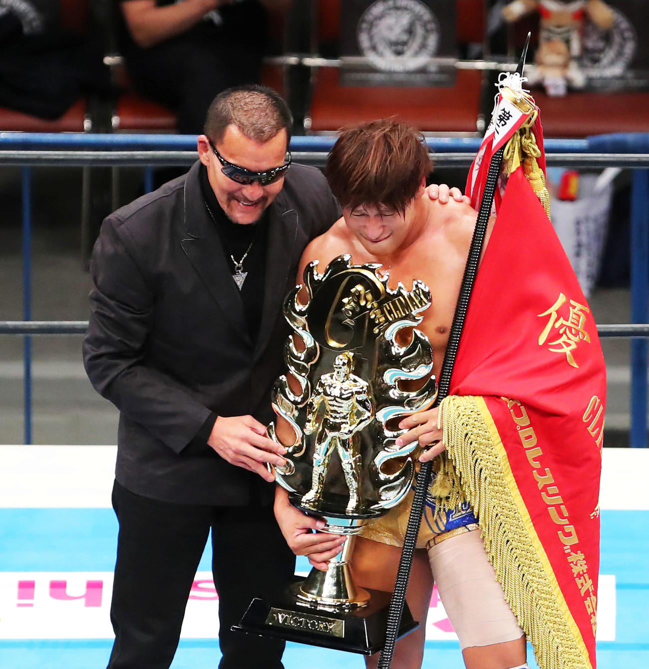 SANADAに勝利し、蝶野（左）と写真に納まる飯伏（撮影・河田真司）