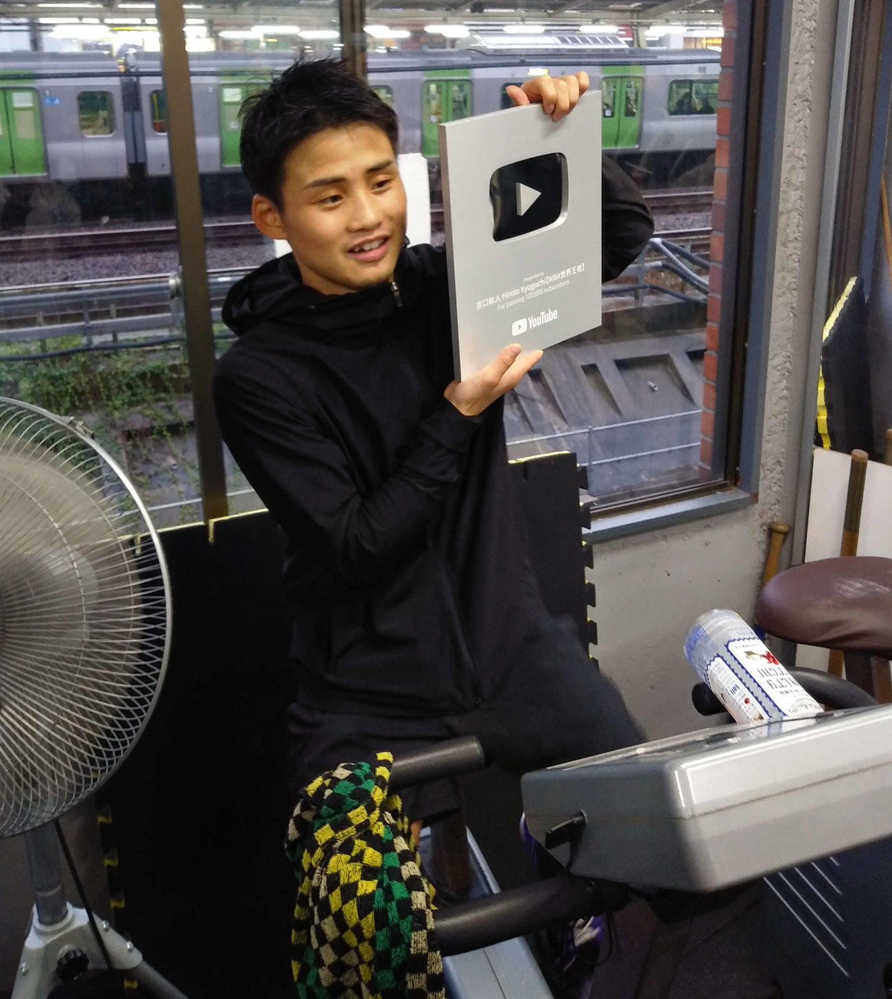 「銀の盾」を掲げるWBA世界ライトフライ級王者京口紘人