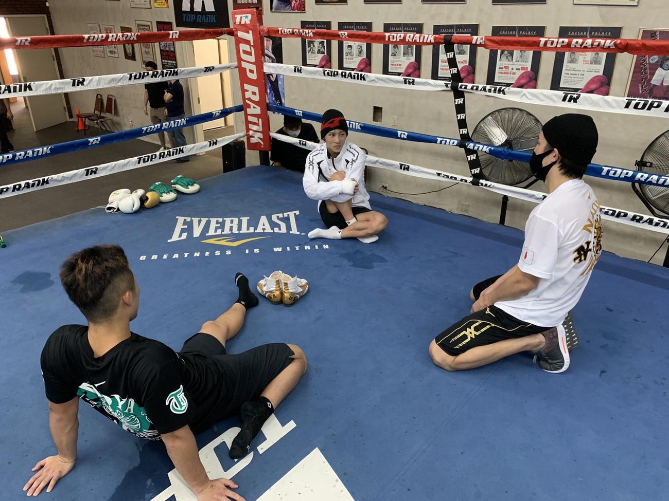 井上尚弥（中央）は弟拓真（左）、いとこの浩樹氏と話ながらストレッチ（大橋ジム提供）