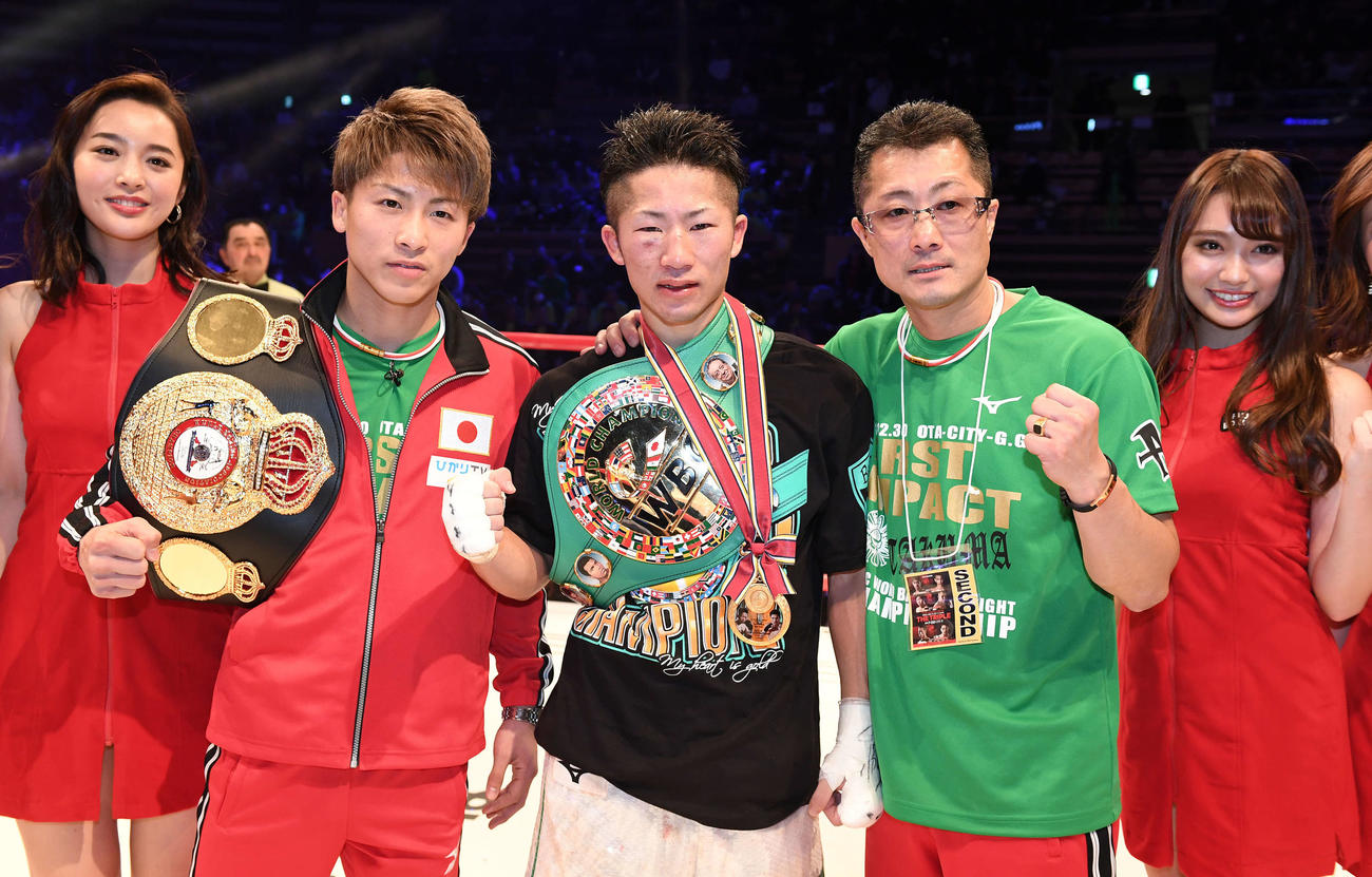 18年12月、判定勝ちで暫定王座に就き、兄尚弥（左）、父真吾さん（右）とポーズをとる