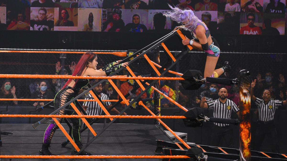 レラエ（右上）が登ったはしごを倒した紫雷（左端）（C）2020WWE,Inc.AllRightsReserved.