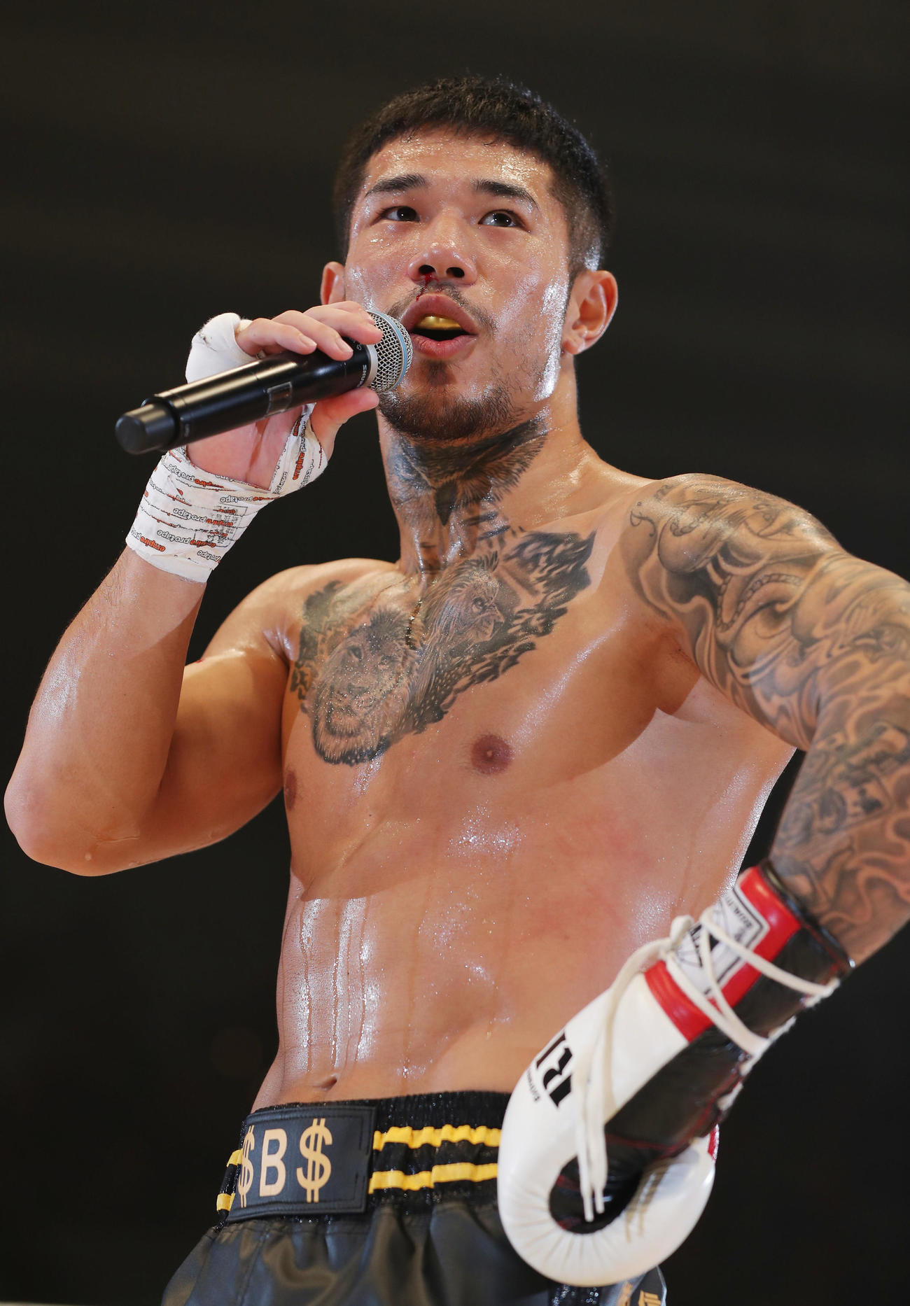魚井フルスイングに勝利した中村（撮影・前田充）