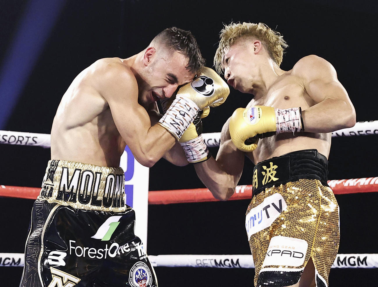 WBA、IBFバンタム級世界戦で、ジェーソン・モロニー（左）を攻める井上尚弥（トップランク社提供、ゲッティ＝共同）