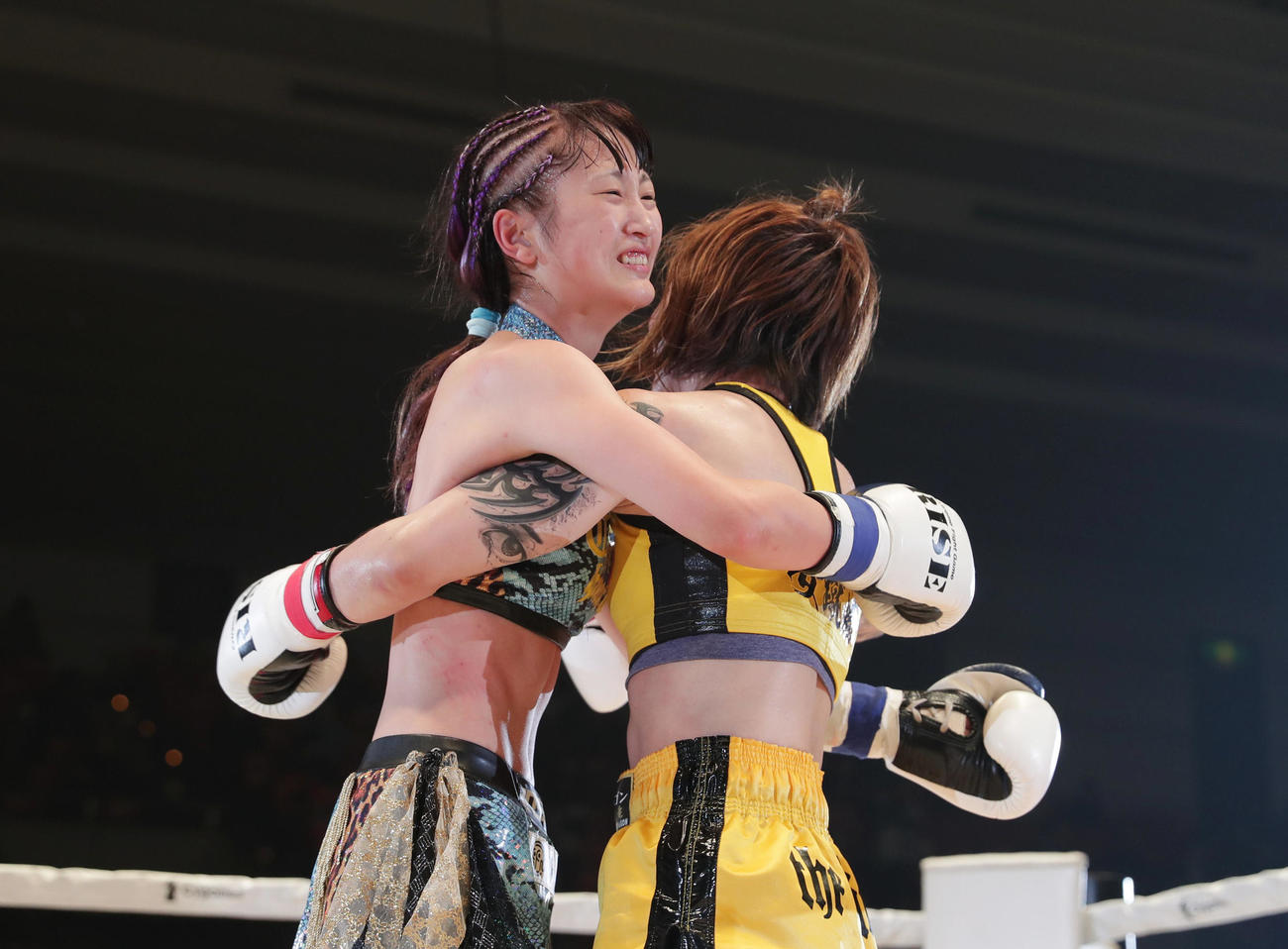 試合に勝利しsasori（右）と抱き合う寺山日葵（撮影・前田充）