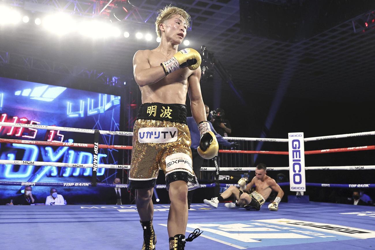 WBA、IBFバンタム級タイトルマッチでモロニー（奥）からダウンを奪う井上（トップランク社提供、ゲッティ＝共同）