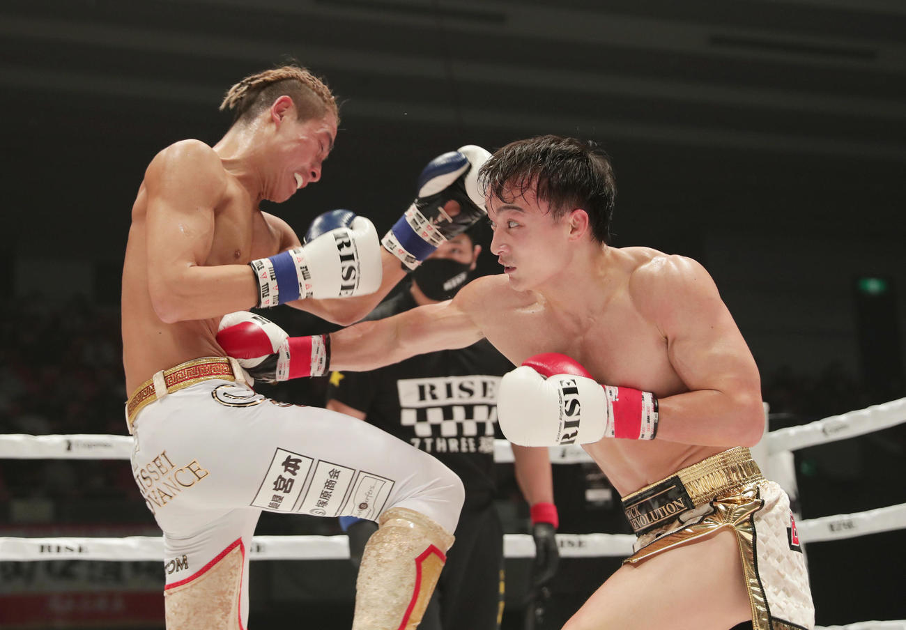 3回、植山（左）に右ボディを打ち込む志朗（撮影・前田充）