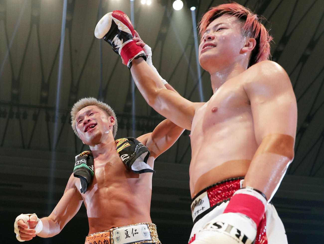 試合を終え、那須川天心（右）の右手を高々と上げる裕樹（撮影・前田充）