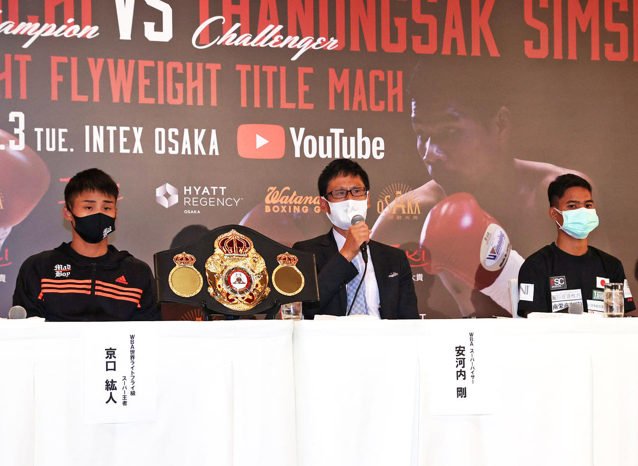 WBA世界ライトフライ級タイトルマッチの調印式を行い会見に臨むスーパー王者京口（左）と挑戦者タノンサック（右）（撮影・清水貴仁）