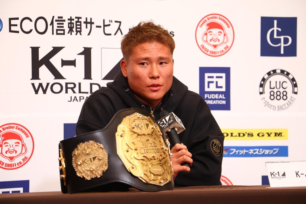 K－1クルーザー級王座奪取から一夜明けて会見するK－Jee(C)K－1