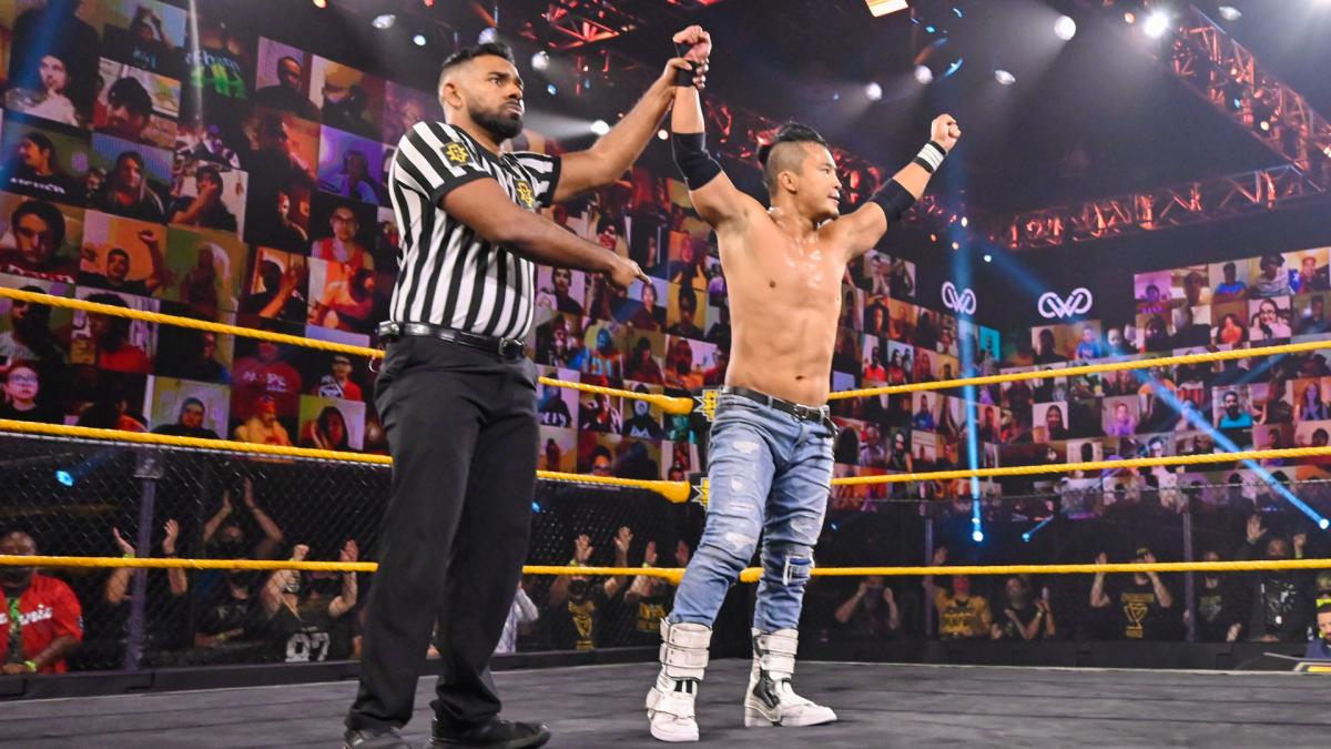 グライムスを下し、勝ち名乗りを受けるKUSHIDA（右）（C）2020WWE,Inc.AllRightsReserved.