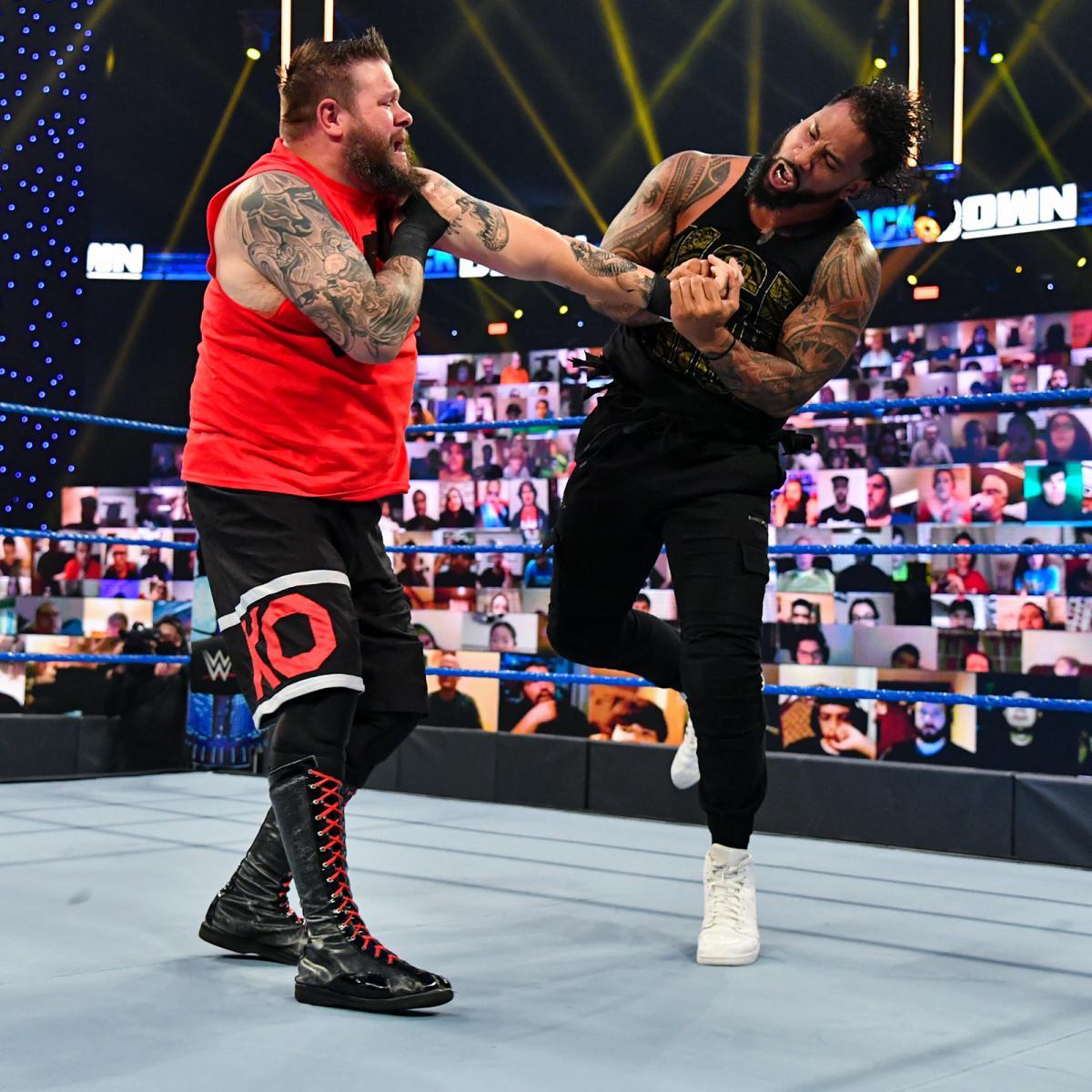 オーエンズ（左）の左腕を攻撃するジェイ・ウーソ（C）2020WWE,Inc.AllRightsReserved.