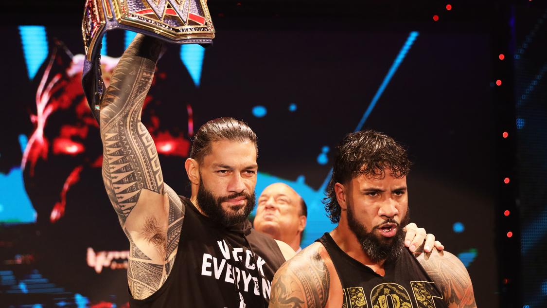 勝ち誇るWWEユニバーサル王者レインズ（左）とジェイ・ウーソコピーライト（C）2020WWE,Inc.AllRightsReserved.