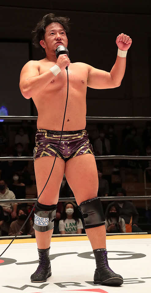 ノア後楽園大会　鈴木鼓太郎に勝利後、リング上でマイクパフォーマンスを行う原田大輔（写真提供：プロレスリング・ノア）
