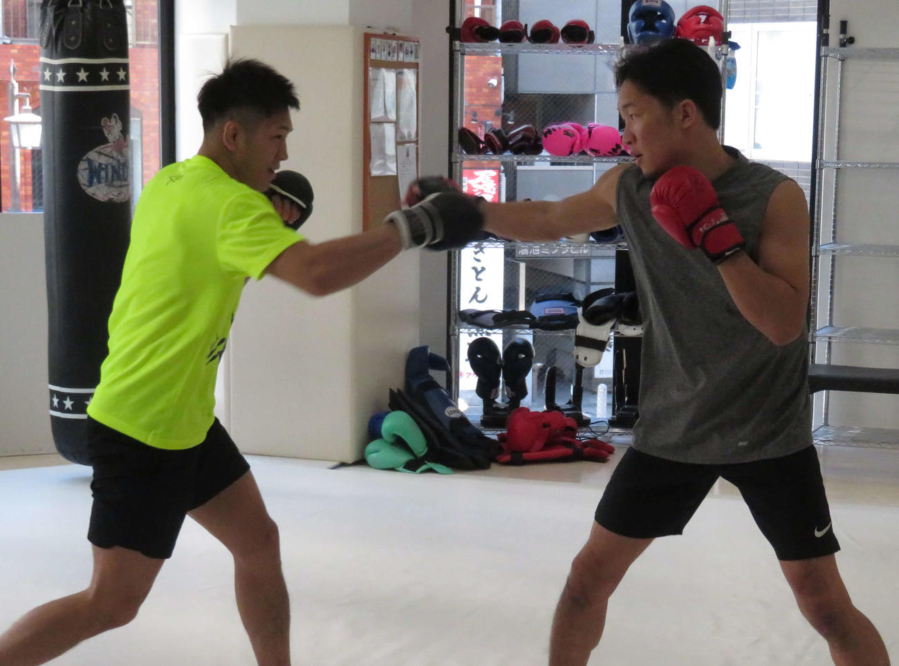21日のRIZIN25大会に向けた練習を公開した朝倉未来（右）。左は白川陸斗（撮影：松熊洋介）