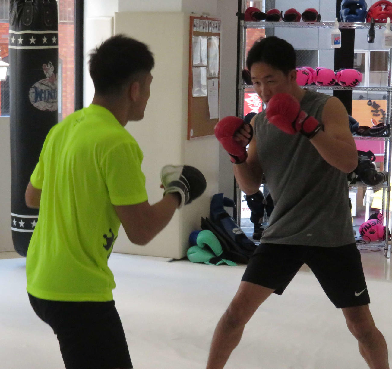 21日のRIZIN25大会に向けた練習を公開した朝倉未来（右）。手前は白川陸斗（撮影：松熊洋介）