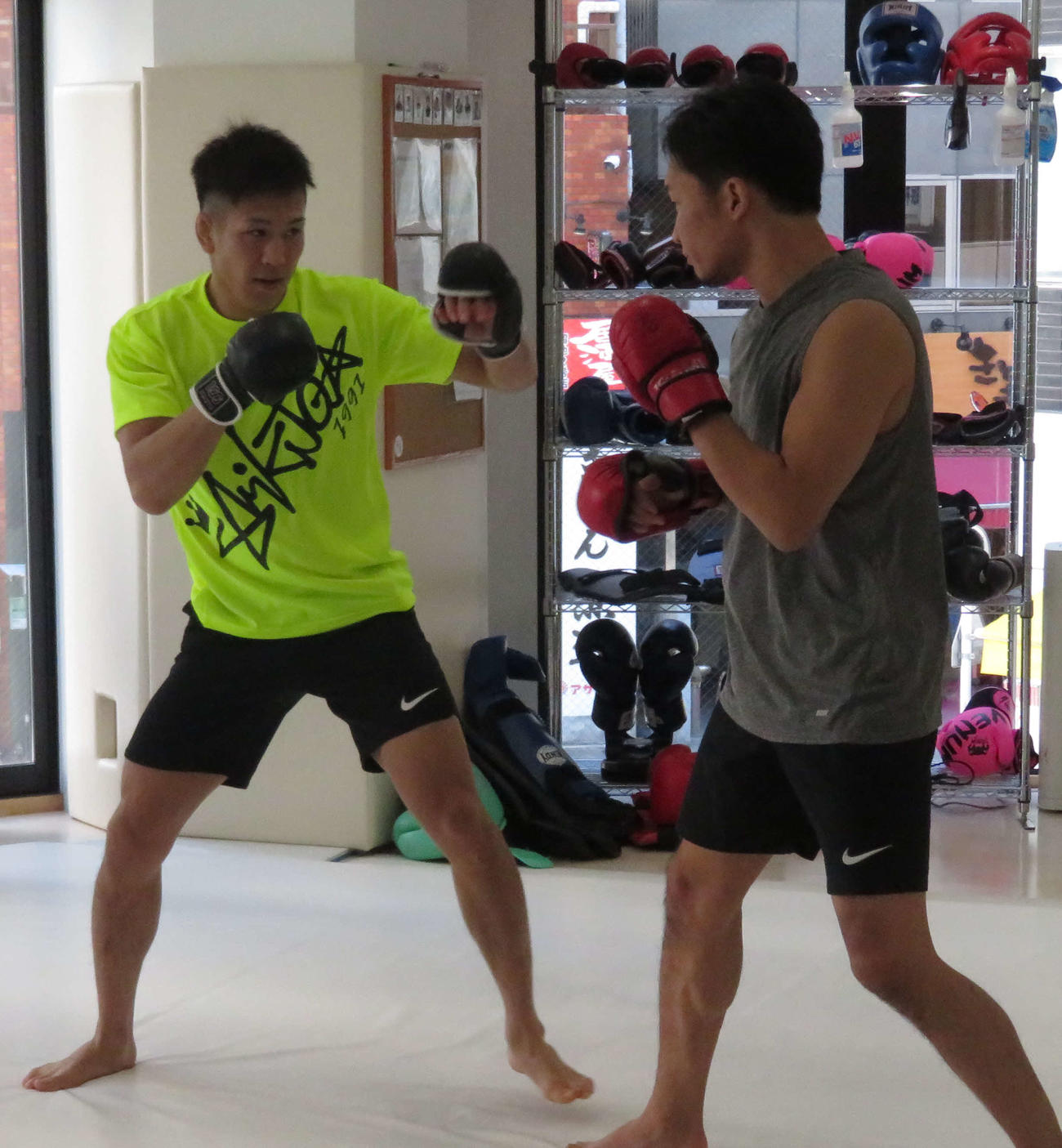 21日のRIZIN25大会に向けた練習を公開し、朝倉未来（右）とスパーリングを行った白川陸斗（撮影：松熊洋介）
