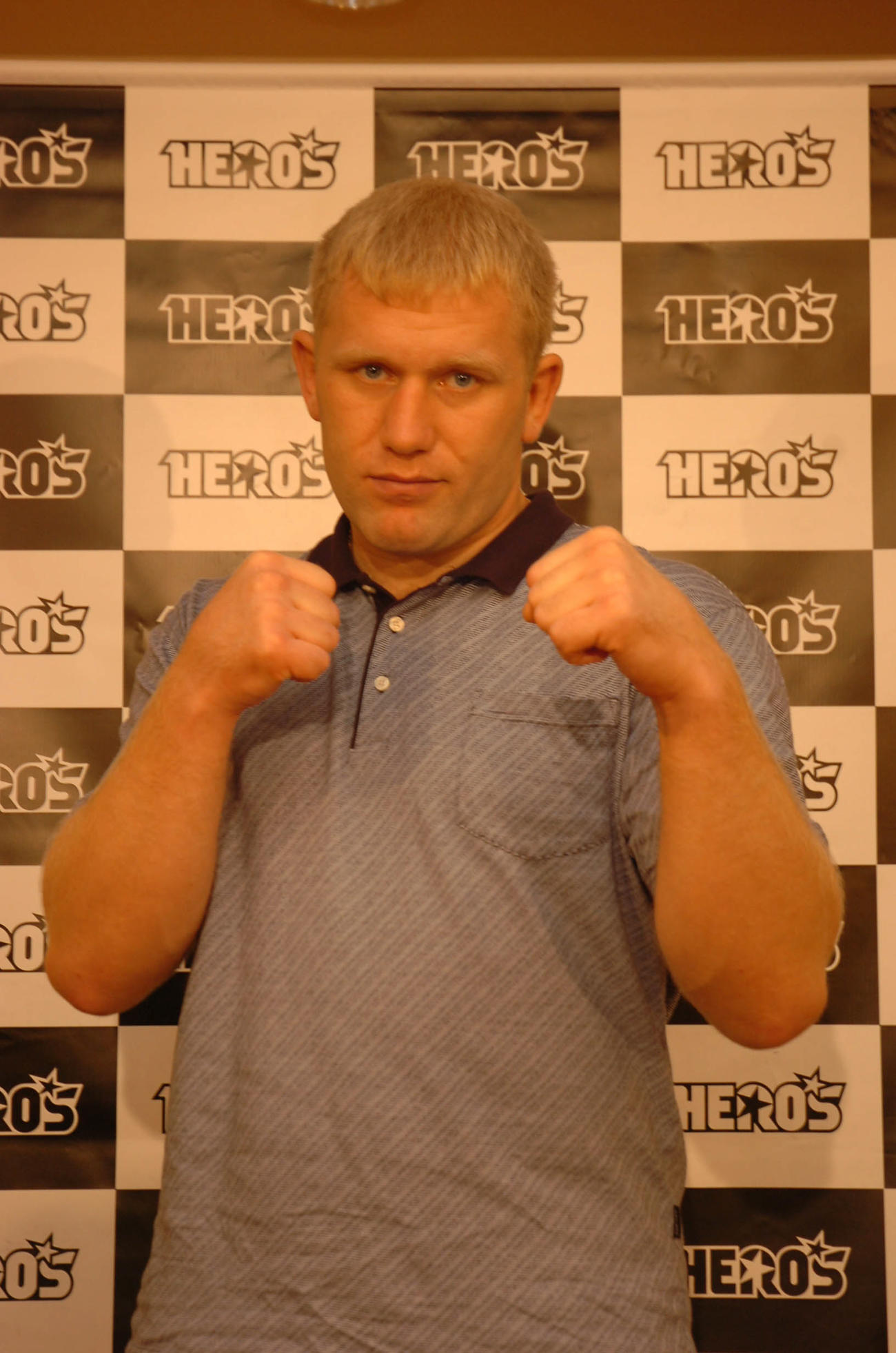 ファイティングポーズを取るセルゲイ・ハリトーノフ（2007年9月11日）