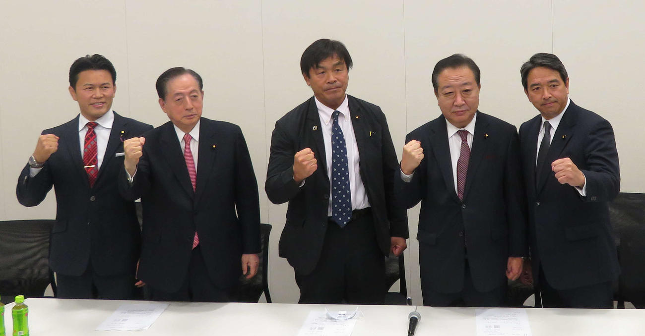 超党派　格闘技振興議員連盟設立総会に出席した左から須藤元気参院議員、太田昭宏衆院議員、馳浩衆院議員、野田佳彦衆院議員、榛葉賀津也参院議員（撮影：松熊洋介）
