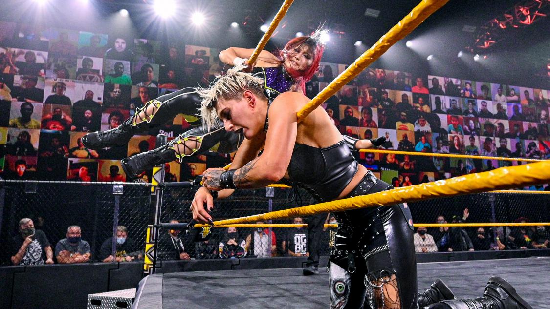 挑戦者のリプリー（手前）に619を決めるNXT女子王者紫雷イオ（C）2020WWE,Inc.AllRightsReserved.