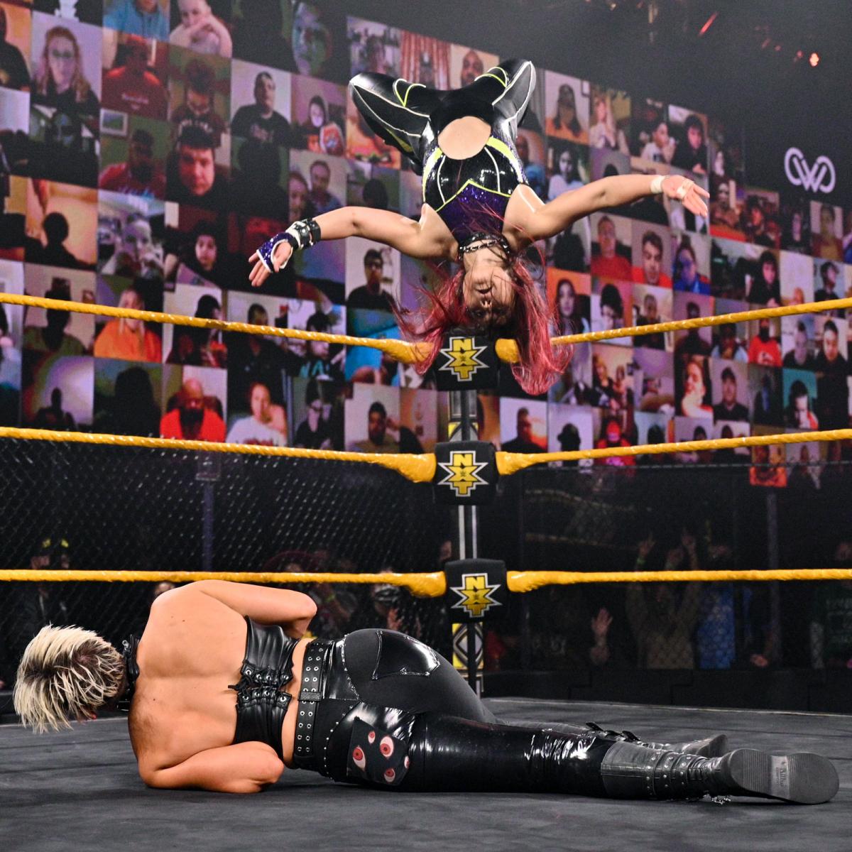 挑戦者のリプリー（下）に月面水爆を成功させるNXT女子王者紫雷イオ（C）2020WWE,Inc.AllRightsReserved.