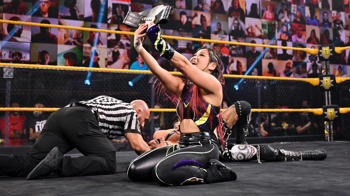 王座防衛し、NXT女子ベルトを見つめる紫雷イオ（C）2020WWE,Inc.AllRightsReserved.