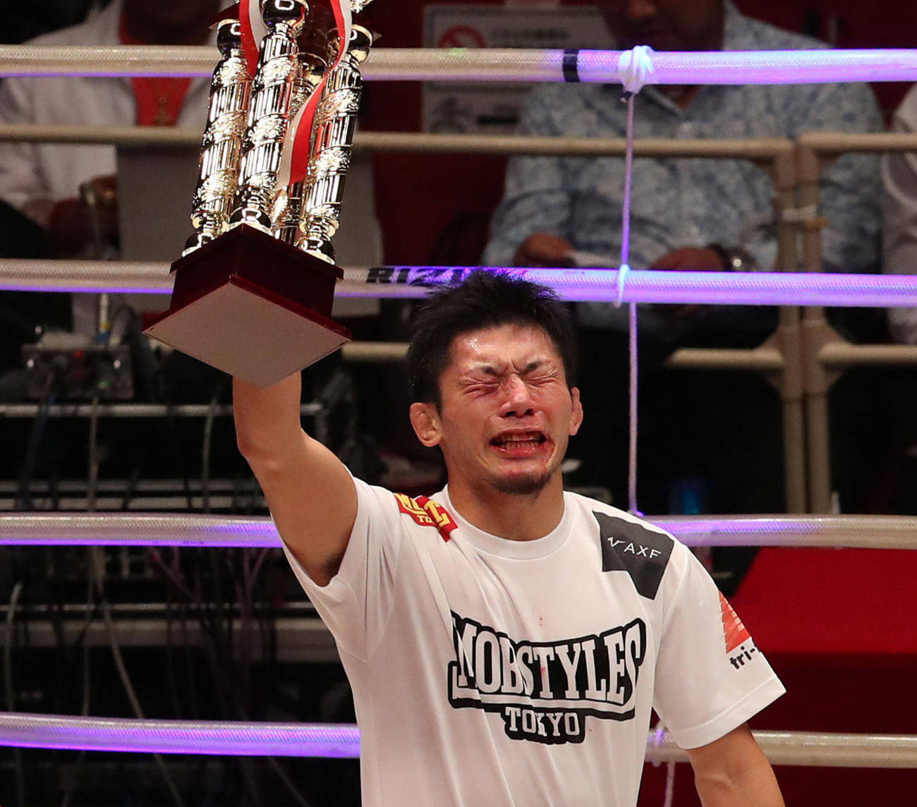 朝倉未来対斎藤裕　トロフィーを持ち感極まる斎藤裕（撮影・白石智彦）