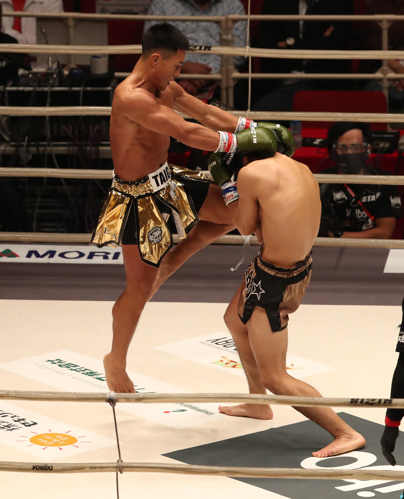 RIZIN.25　第5試合、大雅対山畑雄摩　3R、山畑雄摩（右）に膝蹴りを浴びせる大雅（撮影・白石智彦）