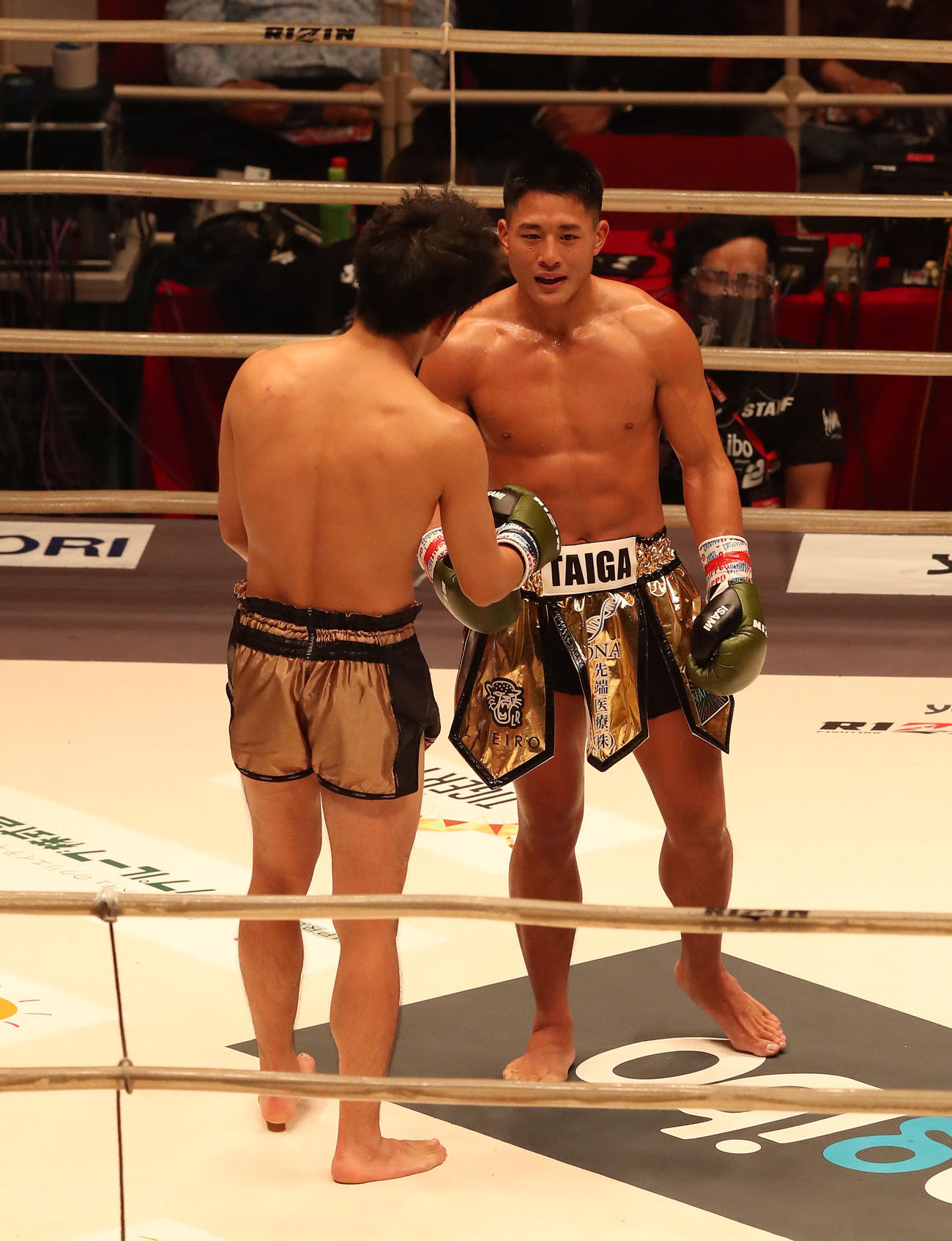 RIZIN.25　第5試合、大雅対山畑雄摩　山畑雄摩（左）を判定で下して勝利した大雅（撮影・白石智彦）
