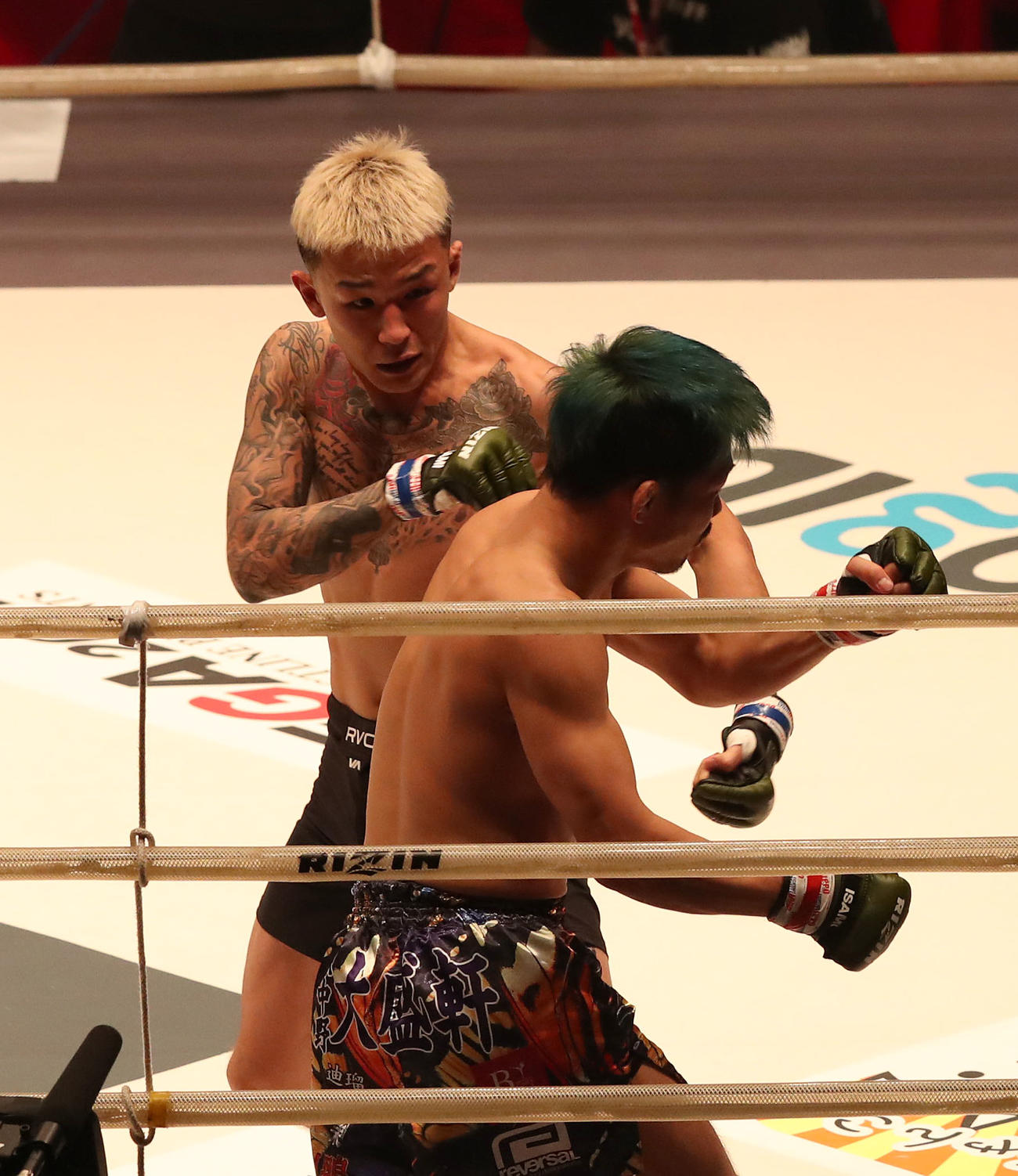 RIZIN.25　第6試合、内村洋次郎対萩原京平　1R、開始22秒で内村洋次郎（手前）からダウンを奪いKO勝ちした萩原京平（撮影・白石智彦）