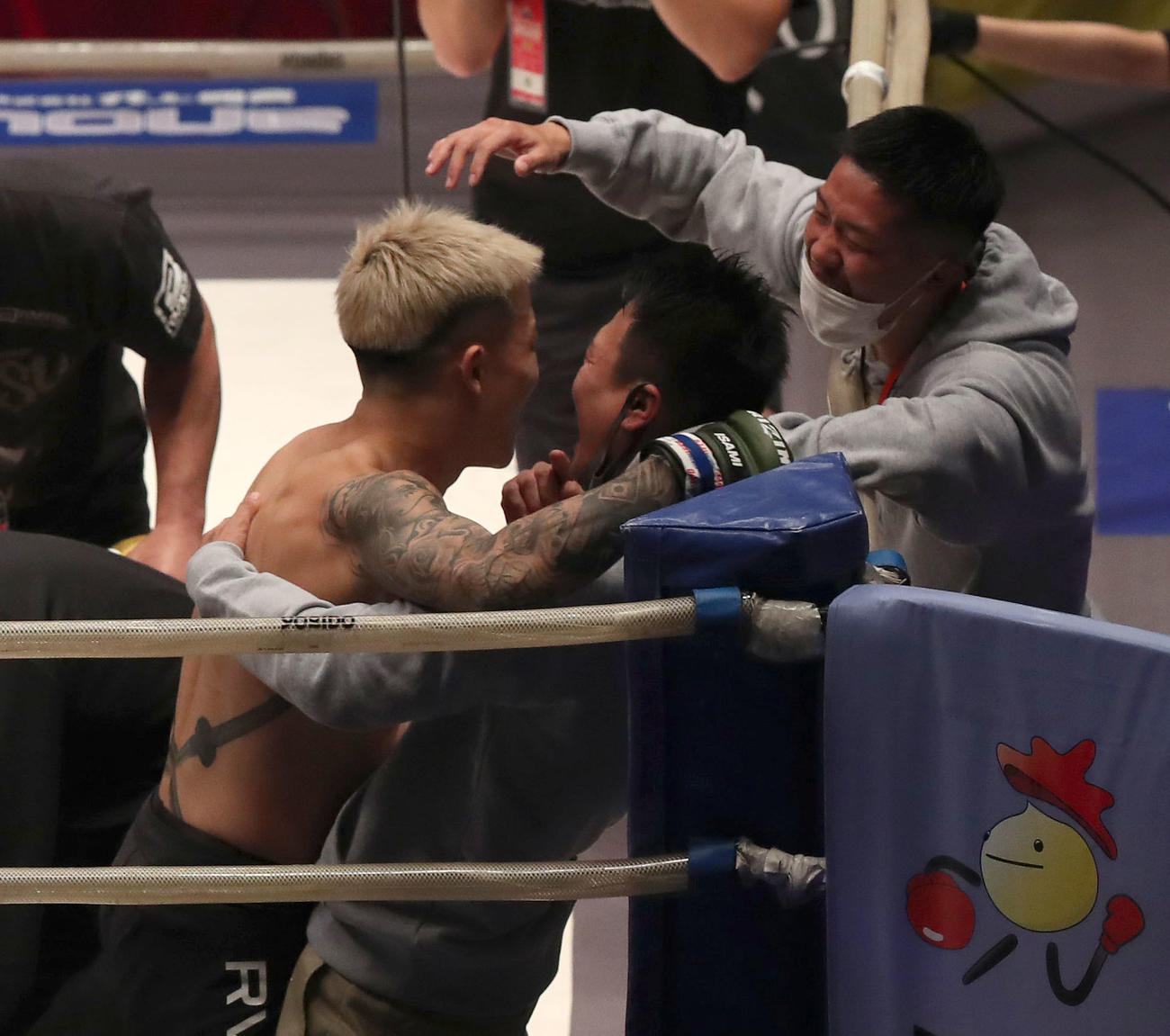 1R、開始22秒で内村洋次郎にKO勝ちしてコーチらと喜ぶ萩原京平（左）（撮影・白石智彦）