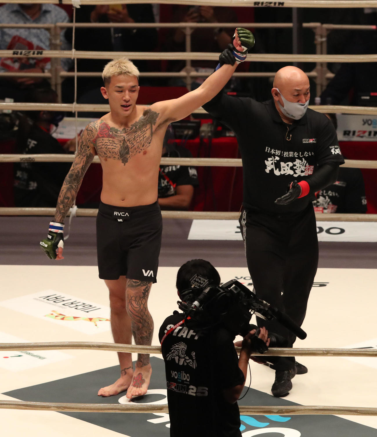 RIZIN.25　第6試合、内村洋次郎対萩原京平　1R、開始22秒で内村洋次郎にKO勝ちした萩原京平（撮影・白石智彦）