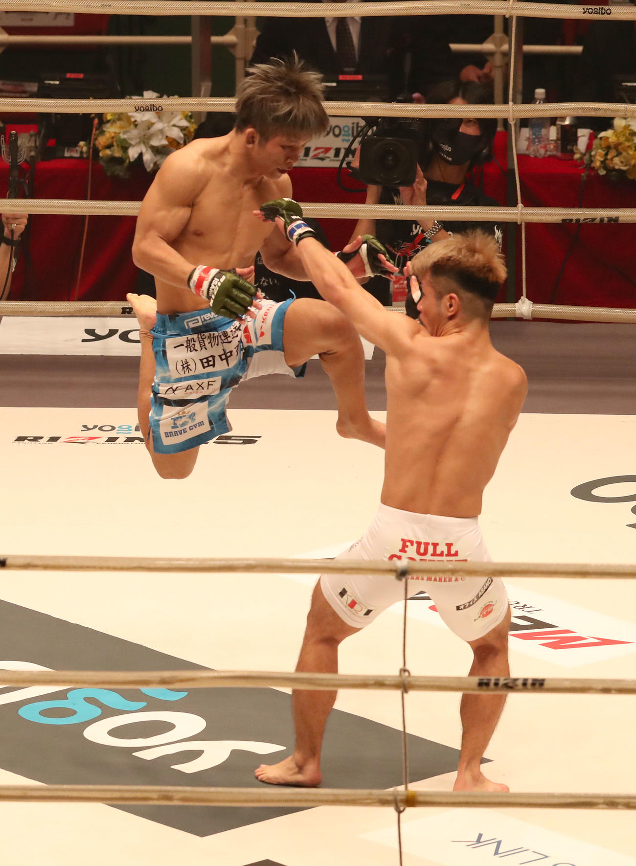 RIZIN.25　第7試合、竿本樹生対北方大地　2R、北方大地（右）に飛び膝蹴りを浴びせる竿本樹生（撮影・白石智彦）