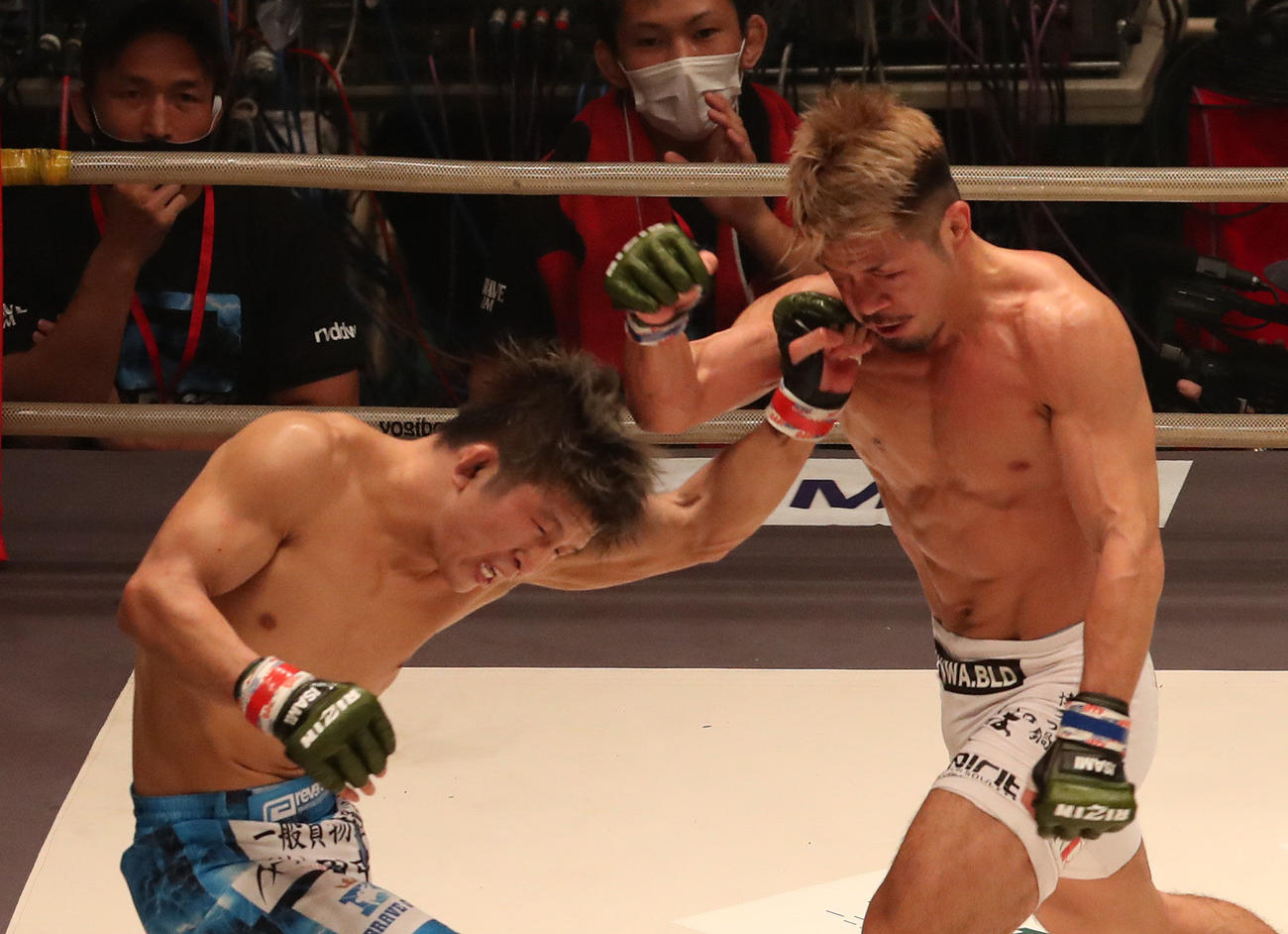 RIZIN.25　第7試合、竿本樹生対北方大地　3R、北方大地（右）にパンチをを浴びせる竿本樹生（撮影・白石智彦）