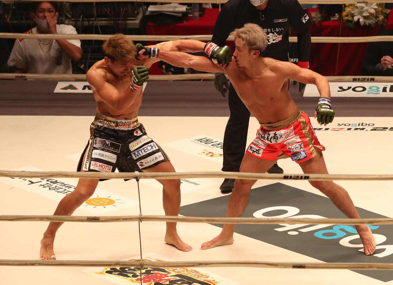 RIZIN.25　第8試合、住村竜市朗対レッツ豪太　3R、レッツ豪太（右）とパンチを打ち合う住村竜市朗（撮影・白石智彦）