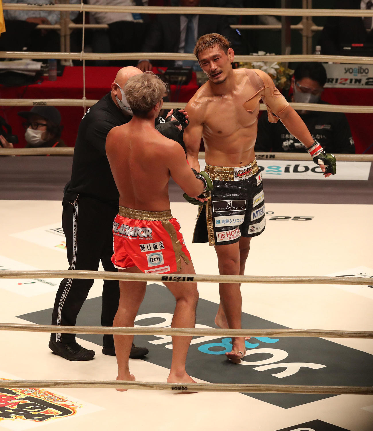 RIZIN.25　第8試合、住村竜市朗対レッツ豪太　判定でレッツ豪太（左）を下して、握手を交わす勝者の住村竜市朗（撮影・白石智彦）