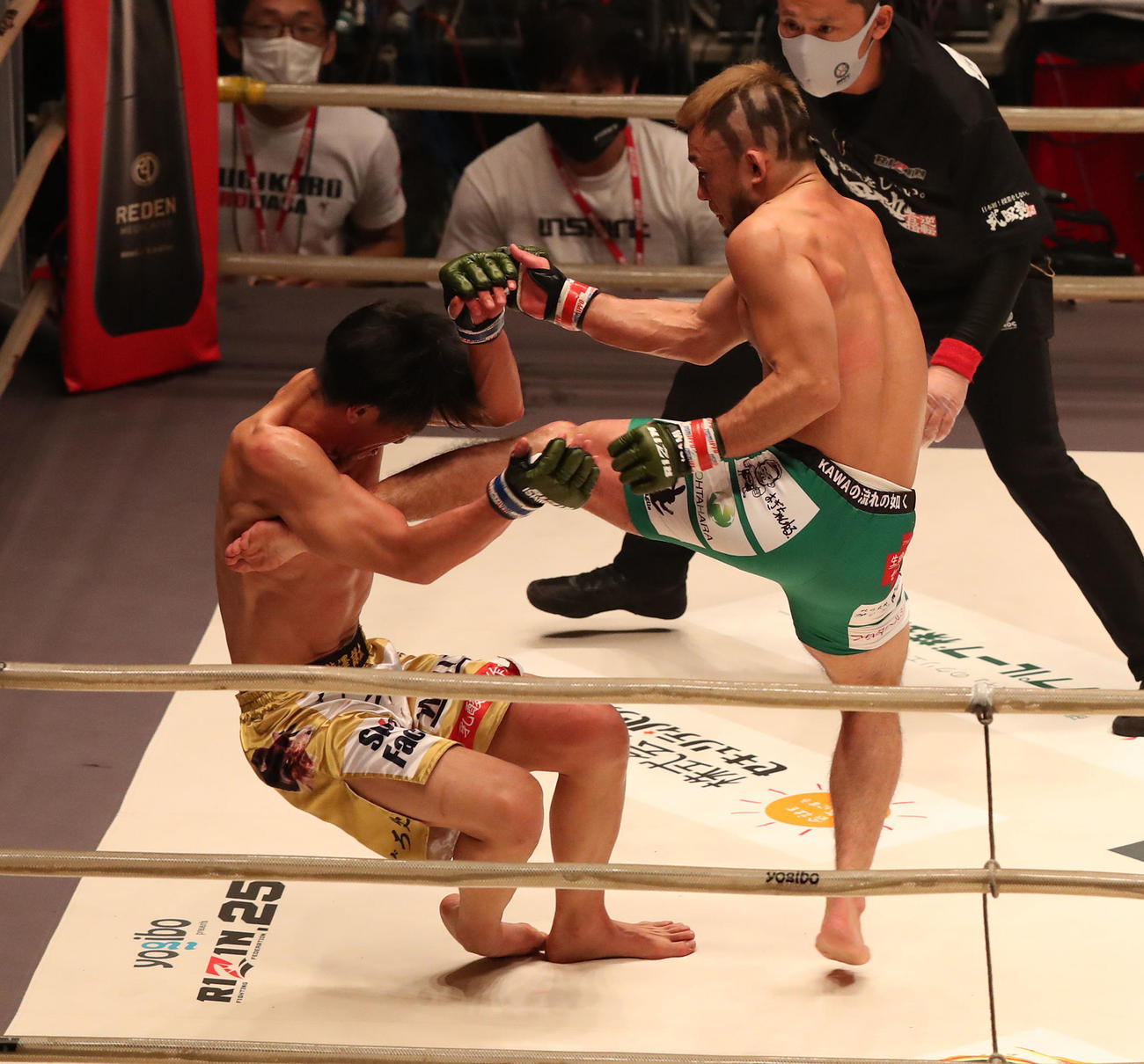 RIZIN.25　第9試合、扇久保博正対滝沢謙太　3R、滝沢謙太（左）にキックを浴びせて攻める扇久保博正（撮影・白石智彦）