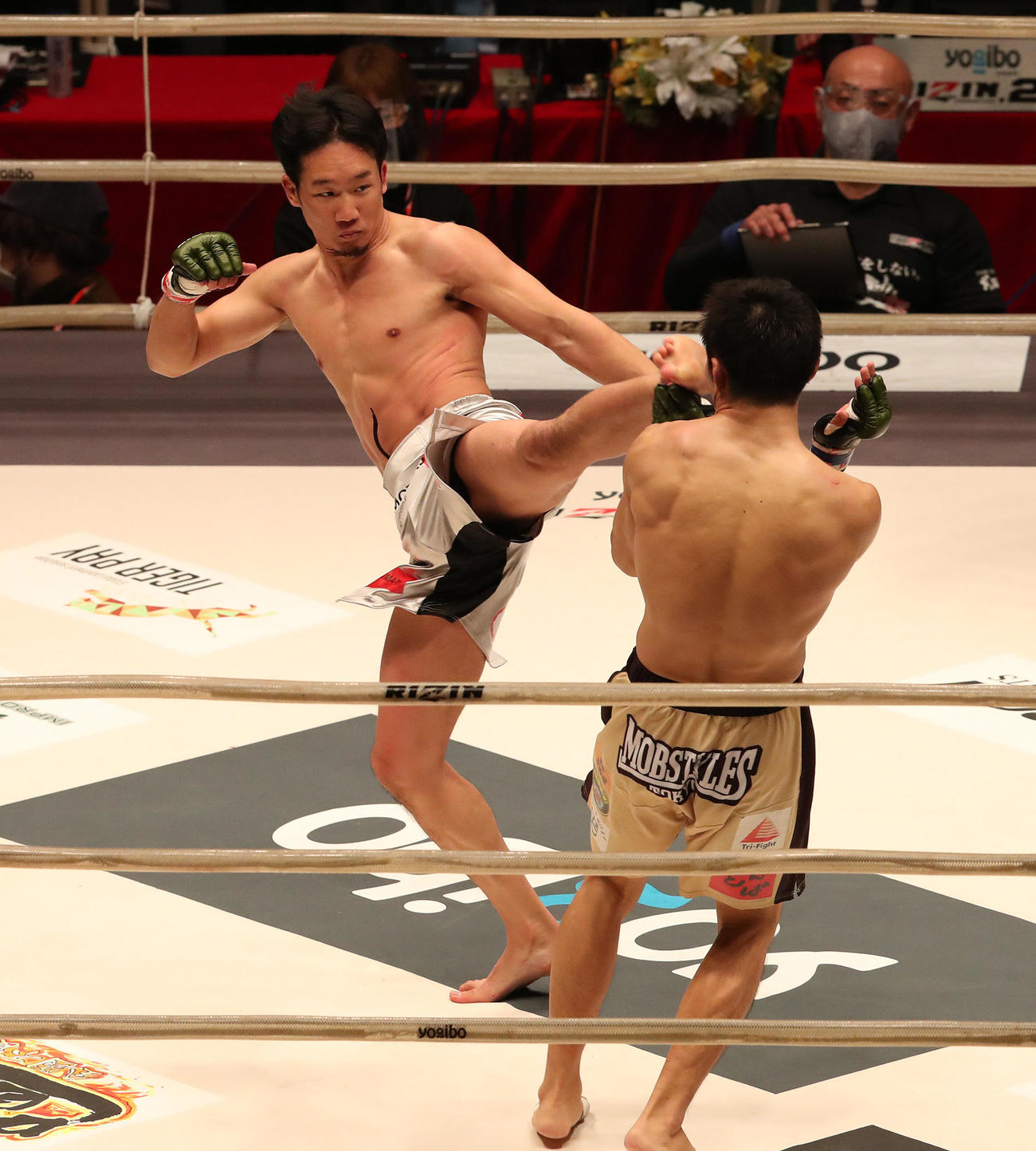 朝倉未来対斎藤裕　2回、斎藤（右）にキックを浴びせる朝倉（撮影・白石智彦）