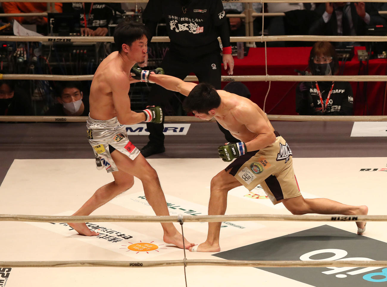 3R、朝倉未来（左）にパンチを浴びせる斎藤裕（撮影・白石智彦）