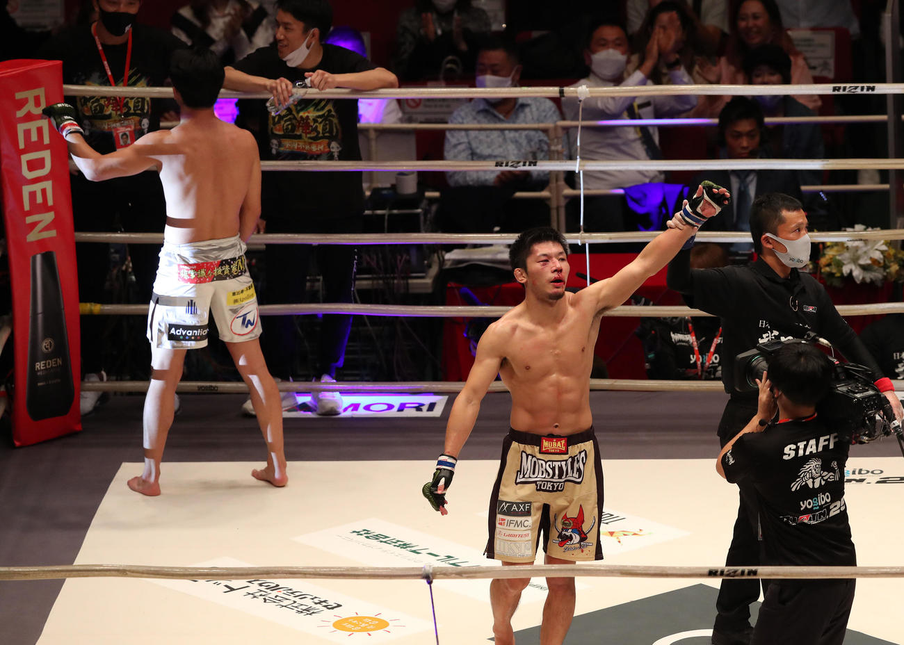 RIZIN.25　第10試合フェザー級タイトルマッチ、朝倉未来対斎藤裕　判定勝ちでチャンピオンとなった斎藤裕（右）、左は敗れた朝倉未来（撮影・白石智彦）