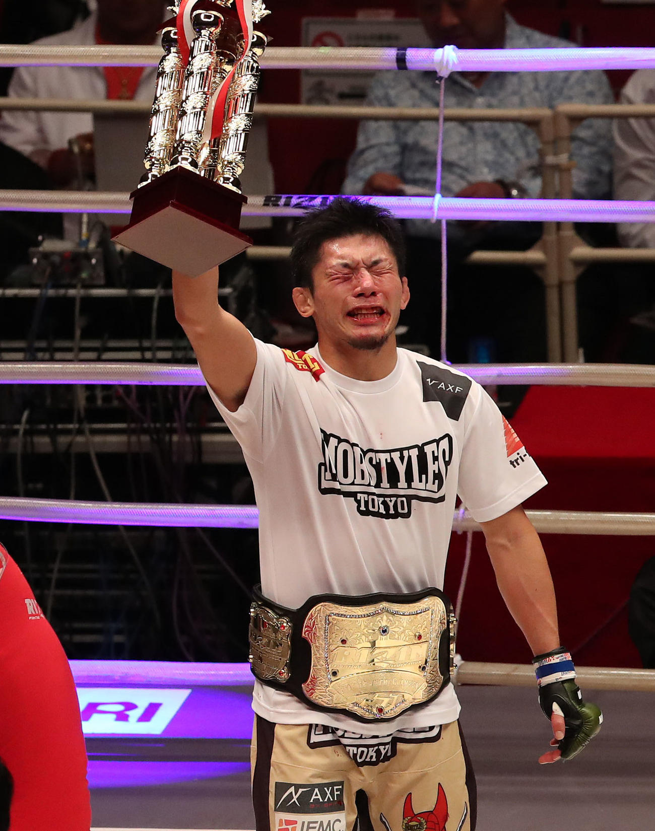 RIZIN.25　第10試合フェザー級タイトルマッチ、朝倉未来対斎藤裕　トロフィーを持ち感極まる斎藤裕（撮影・白石智彦）