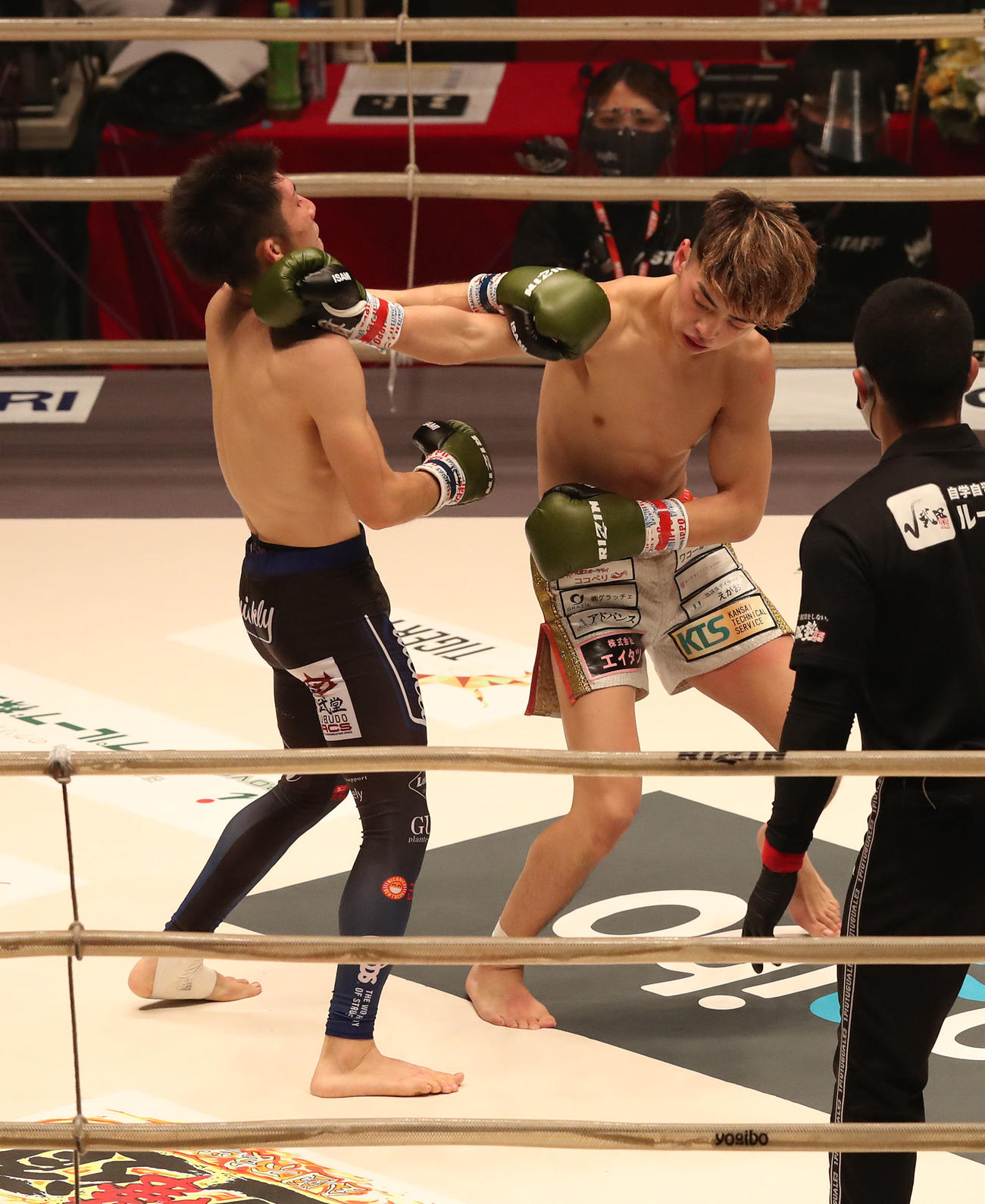 RIZIN.25　第2試合、政所仁対佐藤執斗3R、佐藤執斗（左）にパンチを浴びせる政所仁（撮影・白石智彦）