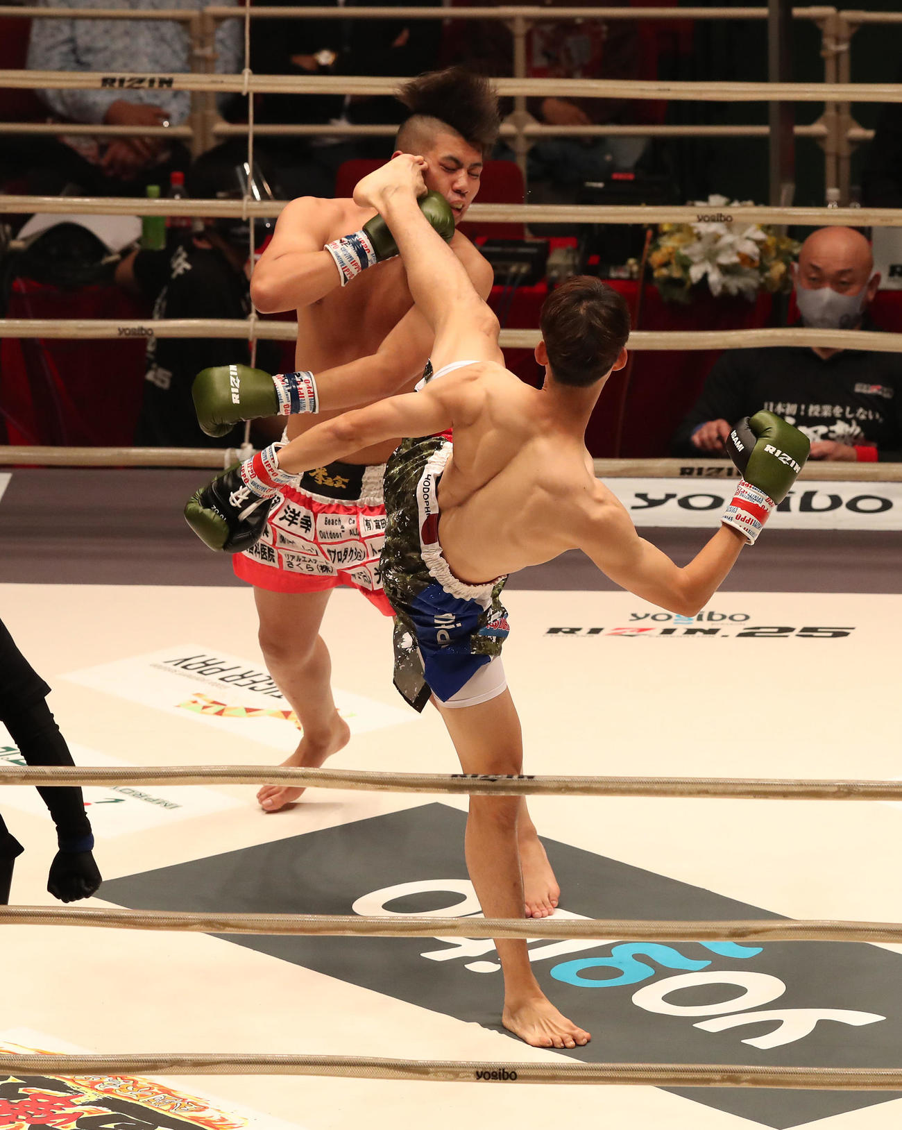 RIZIN.25　第4試合、江畑秀範対佐野勇海　1R、佐野勇海（奥）にハイキックを浴びせる江畑秀範（撮影・白石智彦）