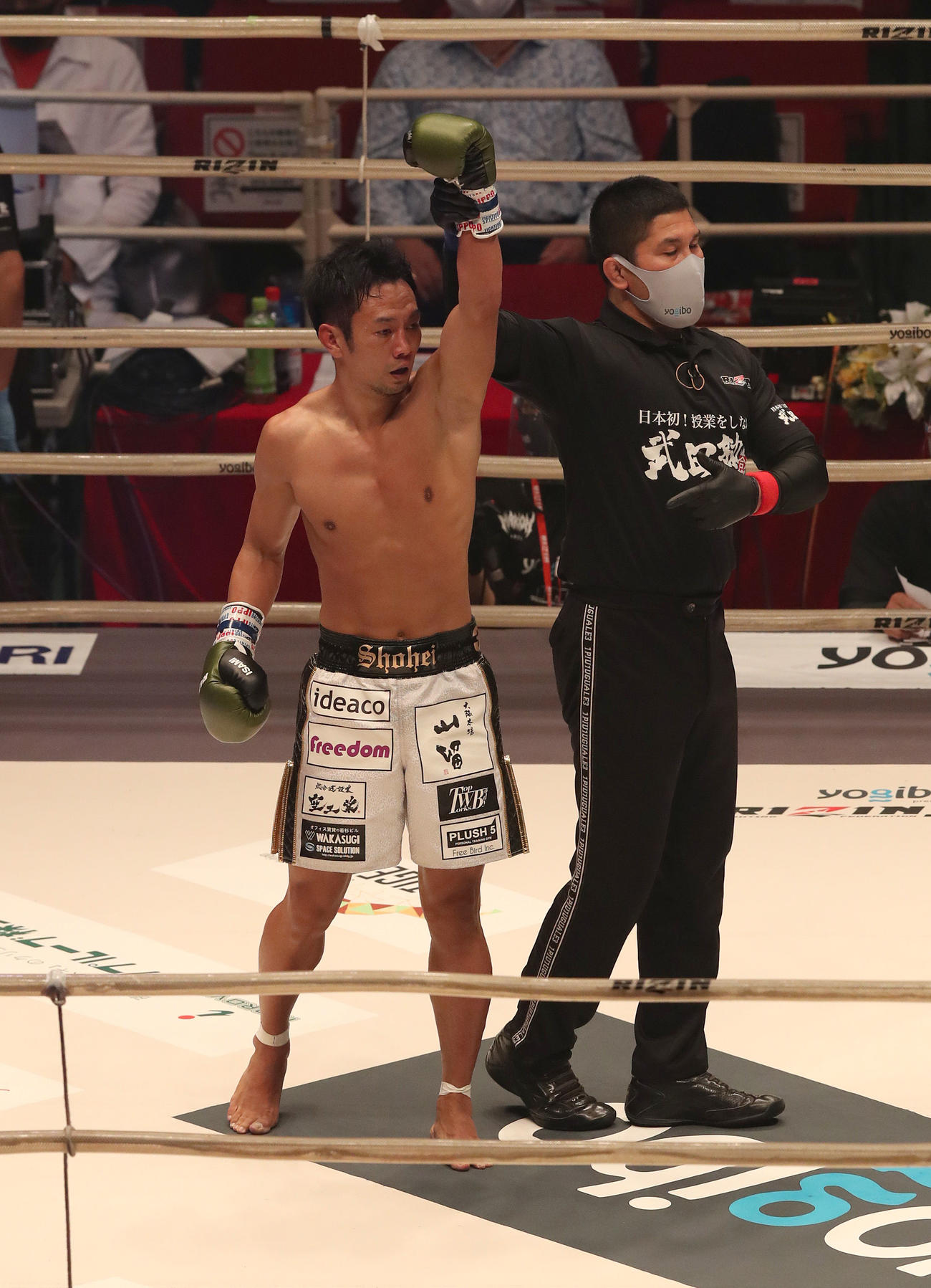 RIZIN.25　第1試合、山口侑馬対麻原将平　3R、山口侑馬をKOして勝利した麻原将平（撮影・白石智彦）