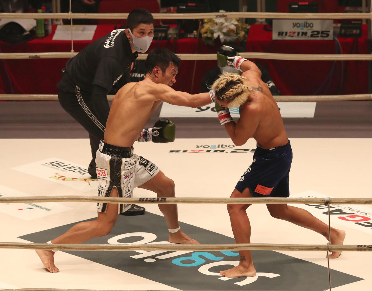 RIZIN.25　第1試合、山口侑馬対麻原将平　3R、山口侑馬（右）にパンチを浴びせる麻原将平（撮影・白石智彦）